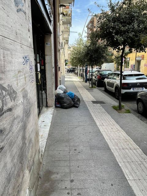 Lettere 2 0 Negozi con le  porte chiuse per paura che 