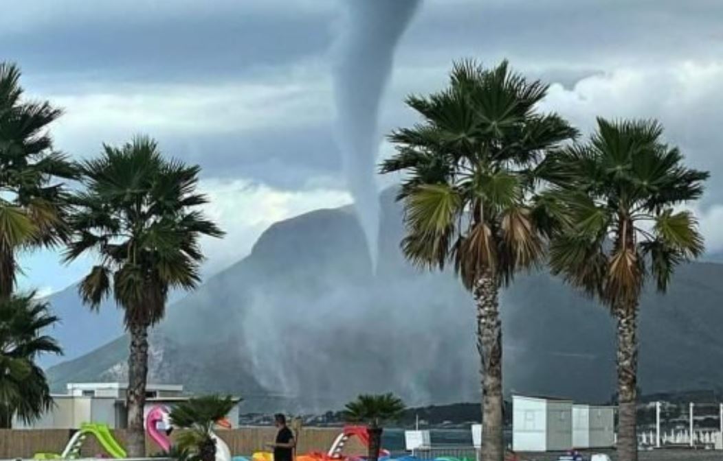 Tromba D'aria Si Abbatte Sul Tirreno Cosentino: Struttura Balneare Rasa ...